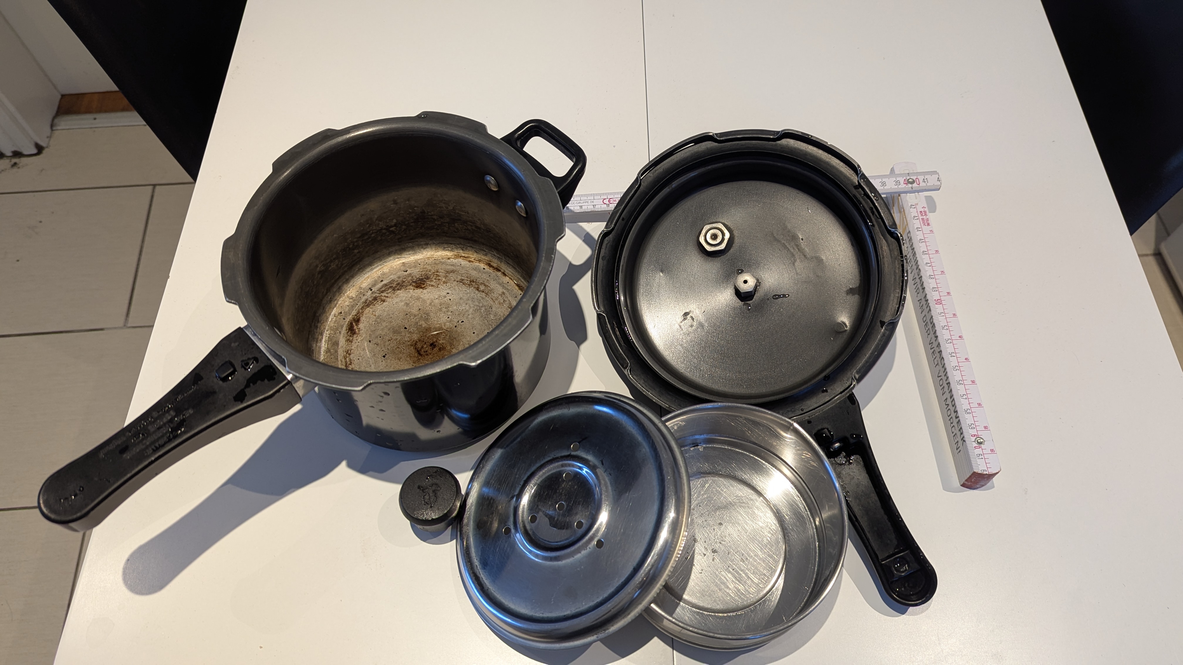 Cooker and its accessories